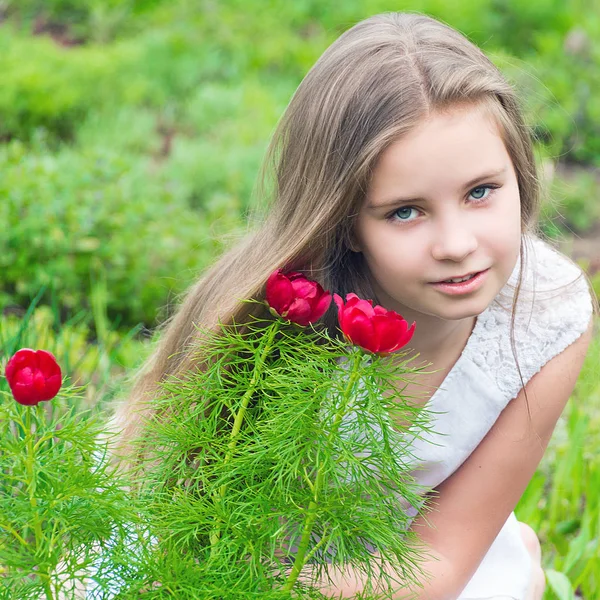 Porträt eines zehnjährigen Mädchens im Frühlingspark Stockbild