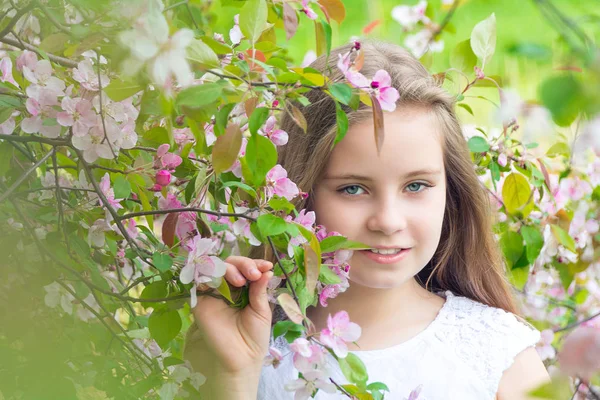 Porträt eines zehnjährigen Mädchens im Frühlingspark Stockbild