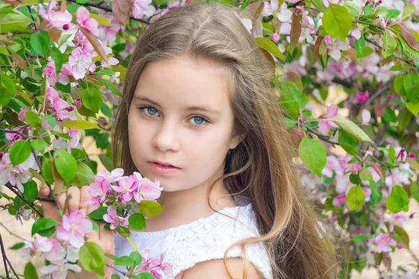 Porträt eines zehnjährigen Mädchens im Frühlingspark Stockfoto