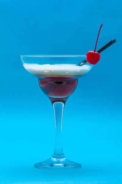 Lunettes de cocktails sur fond bleu — Photo