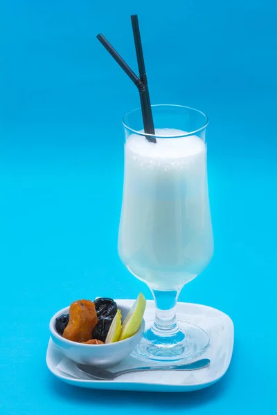 Glasses of cocktails on blue background — Stock Photo, Image