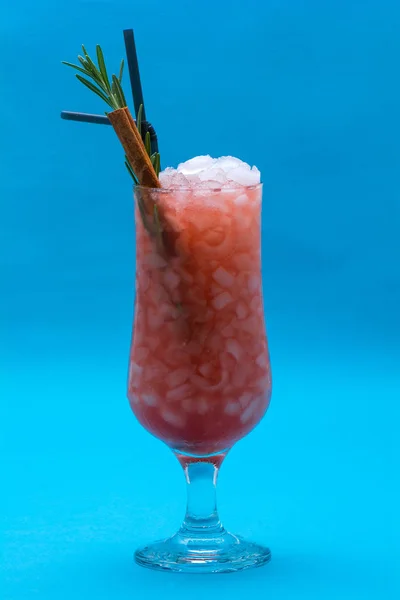 Cocktailgläser auf blauem Hintergrund Stockfoto