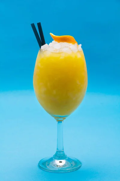 Cocktailgläser auf blauem Hintergrund lizenzfreie Stockfotos