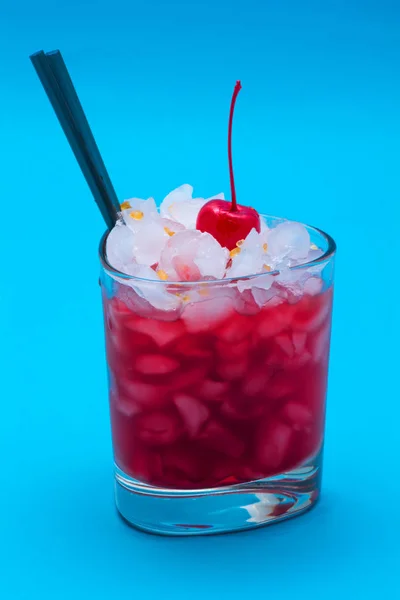 Cocktailgläser auf blauem Hintergrund Stockbild