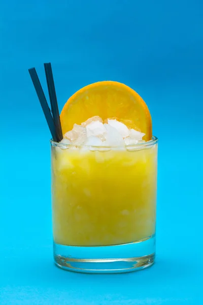 Cocktailgläser auf blauem Hintergrund lizenzfreie Stockbilder