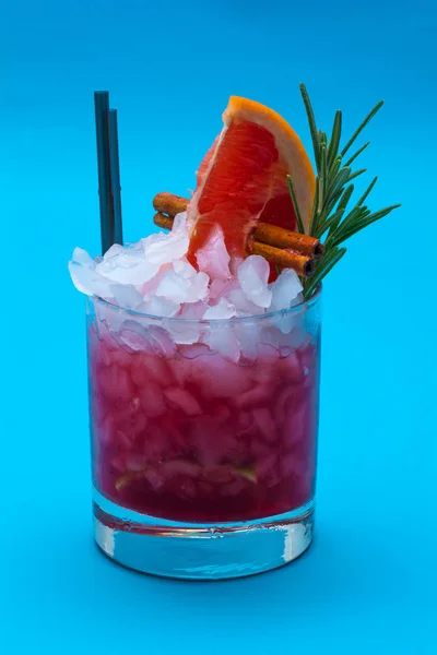 Cocktailgläser auf blauem Hintergrund Stockbild