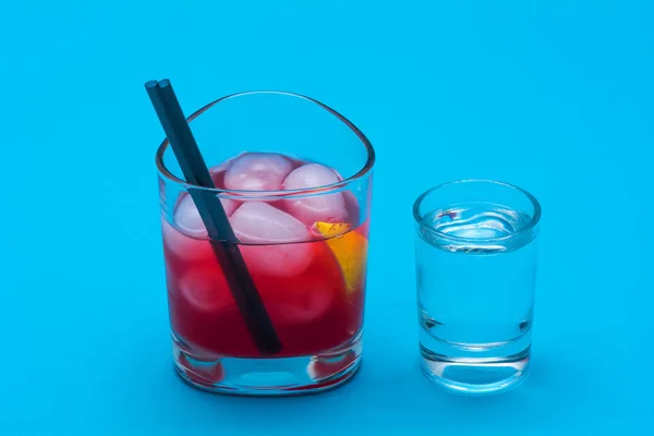 Cocktailgläser auf blauem Hintergrund Stockbild
