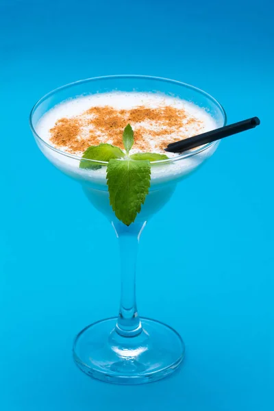 Cocktailgläser auf blauem Hintergrund Stockbild