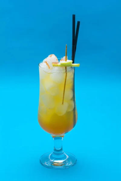 Cocktailgläser auf blauem Hintergrund Stockbild