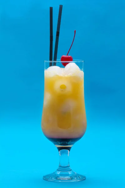 Cocktailgläser auf blauem Hintergrund lizenzfreie Stockfotos