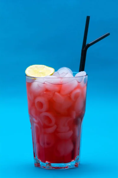 Cocktailgläser auf blauem Hintergrund lizenzfreie Stockbilder