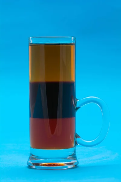 Cocktailgläser auf blauem Hintergrund Stockfoto