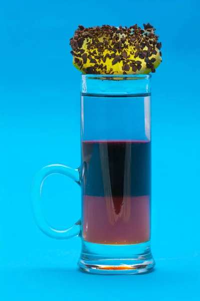 Cocktailgläser auf blauem Hintergrund Stockbild