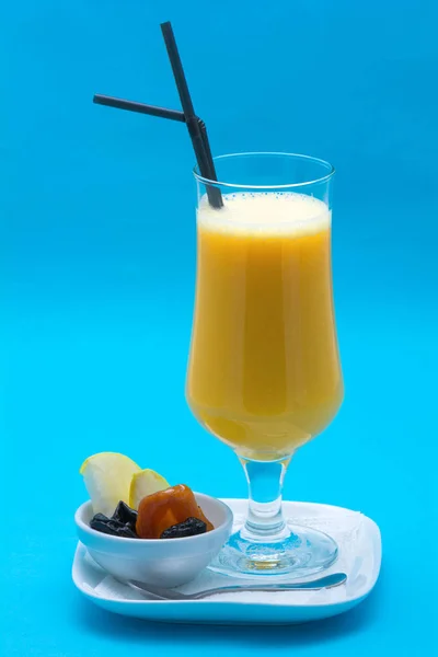 Cocktailgläser auf blauem Hintergrund Stockbild