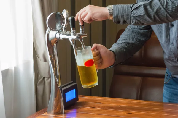 Ein Mann Aus Dem Zapfhahn Gießt Bier Ein Glas Stockbild
