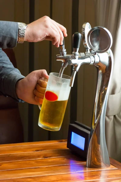Ein Mann Aus Dem Zapfhahn Gießt Bier Ein Glas Stockbild
