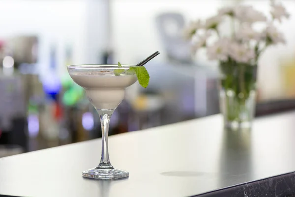 Weinglas Mit Fruchtcocktail Und Pfeife Die Hintergründe Sind Unklar Stockfoto