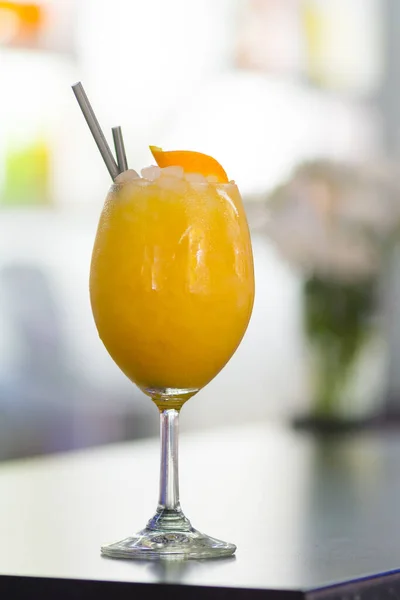 Weinglas Mit Fruchtcocktail Und Pfeife Die Hintergründe Sind Unklar Stockbild