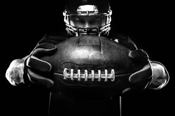 Sportkonzept. American Football Sportler Spieler auf schwarzem Hintergrund. Sportkonzept. — Stockfoto