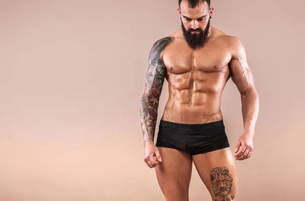 Muscolare giovane fitness sport uomo con forte corpo in forma su sfondo chiaro . — Foto Stock