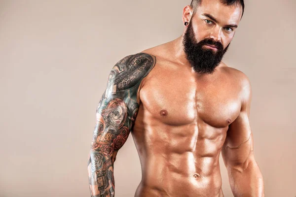 Muscle unga fitness sport man med stark passar kroppen på ljus bakgrund. — Stockfoto