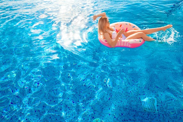 Summer Vacation Enjoying Suntan Woman Bikini Inflatable Mattress Swimming Pool — Stock Photo, Image