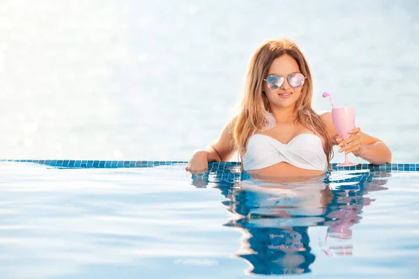 Schöne Frau am Pool in der Nähe des Meeres im Bikini. Sommerreisekonzept. Strand am blauen Meer. — Stockfoto