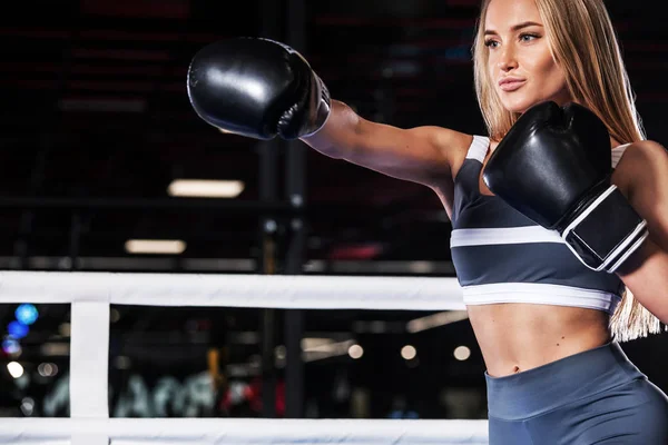 Jovem atleta mulher em luvas de boxe em pé no anel — Fotografia de Stock