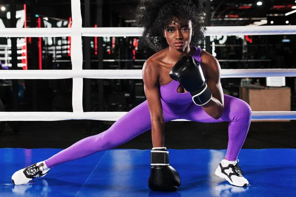 Jovem atleta mulher em luvas de boxe em pé no anel — Fotografia de Stock