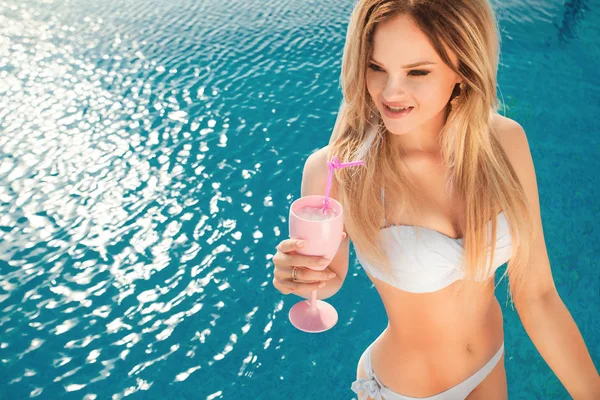 Vacanze estive. Donna in bikini sul materasso gonfiabile nella piscina SPA con coctail . — Foto Stock