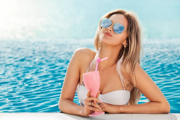 Havuzda bikini kadınlarda. Yaz konsepti.