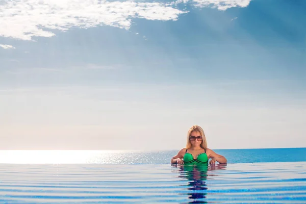 Mujer en la piscina en bikini — Foto de Stock