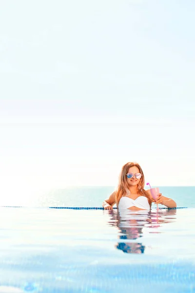Vacaciones de verano. Mujer en bikini en el colchón inflable de la dona en la piscina SPA . — Foto de Stock
