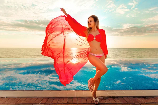 Yaz tatili. Güzellik günbatımı okyanus manzaralı havuz kenarında üzerinde dans eden kadın silüeti. Mavi deniz, plaj. — Stok fotoğraf