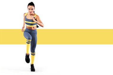 Bir güçlü atletik, kadın sprinter, spor, fitness ve spor motivasyon üzerinde çalışan. Runner kavramı kopya alanı ile. Dinamik hareket