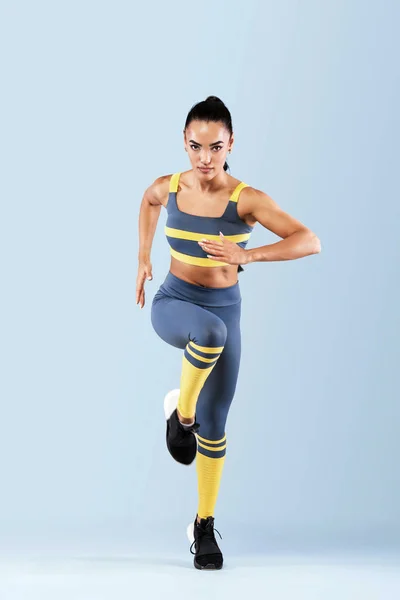一个强壮的运动员, 女子短跑运动员, 跑步穿着运动服, 健身和运动动机。具有复制空间的流道概念。动态运动 — 图库照片
