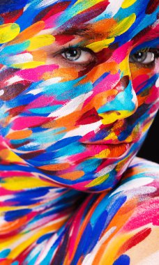 Portre resim sanat yüz ve bodyart renkli makyaj ile parlak güzel kızı. Yaratıcı dikey reklamlar banner veya kopya alanı ilan vardı.