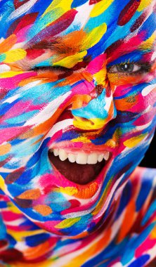 Portre resim sanat yüz ve bodyart renkli makyaj ile parlak güzel kızı. Yaratıcı dikey reklamlar banner veya kopya alanı ilan vardı.