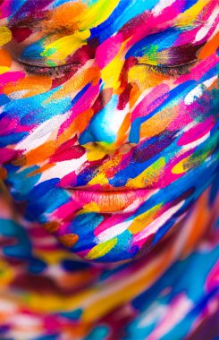Portre resim sanat yüz ve bodyart renkli makyaj ile parlak güzel kızı. Yaratıcı dikey reklamlar banner veya kopya alanı ilan vardı.