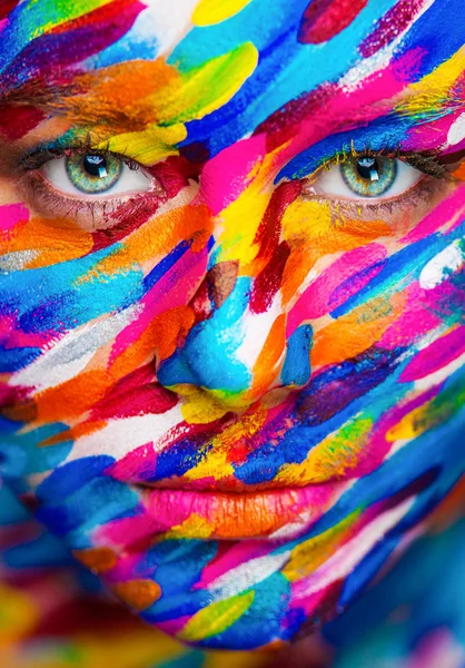 Portre resim sanat yüz ve bodyart renkli makyaj ile parlak güzel kızı. Yaratıcı dikey reklamlar banner veya kopya alanı ilan vardı.