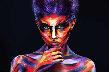 Parlak, güzel bir kızın portresi. Renkli makyajlı ve vücut destekli.