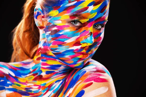 Retrato de la hermosa chica brillante con el arte colorido maquillaje y bodyart — Foto de Stock