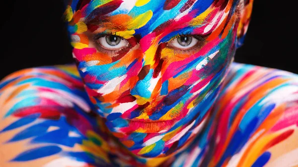 Ritratto della bella ragazza luminosa con arte colorata make-up e bodyart — Foto Stock