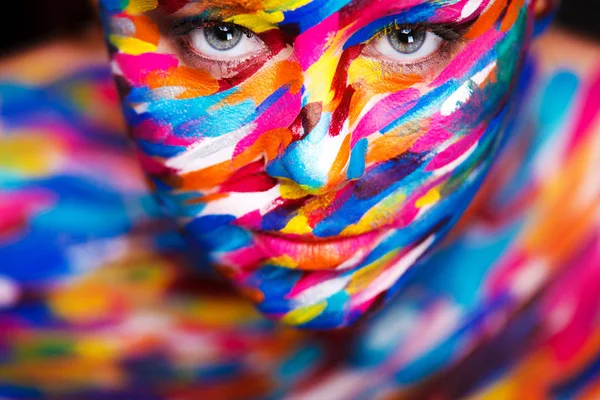 Portret van de heldere mooie meisje met kunst kleurrijke make-up en bodyart — Stockfoto