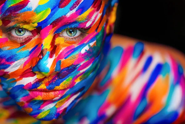 Portret van de heldere mooie meisje met kunst kleurrijke make-up en bodyart — Stockfoto