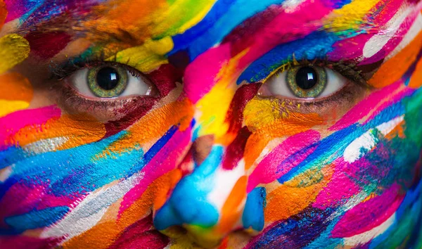 Retrato de la hermosa chica brillante con el arte colorido maquillaje y bodyart —  Fotos de Stock