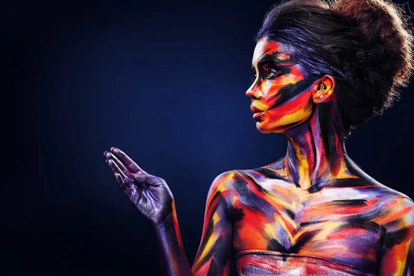 Portret pięknej dziewczyny ze sztuką kolorowy makijaż i body art — Zdjęcie stockowe