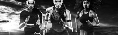 Siyah ve beyaz fotoğraf. Açık spor, fitness ve spor motivasyon giyen çalışan bir güçlü atletik, kadın sprinter. Runner kavramı.