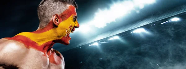 Tifoso di calcio o di calcio sullo stadio con bodyart sulla faccia - bandiera della Spagna . — Foto Stock