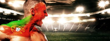 Stadyumu futbol ya da futbol fan bodyart yüz - Portekiz bayrağı ile.